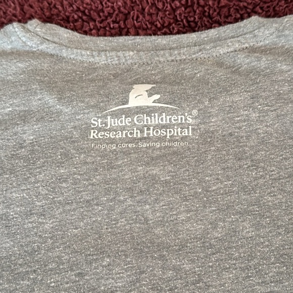 🎄ST JUDE’S CHILDREN’S HOSPITAL women’s Christmas shirt, Small - Picture 7 of 8